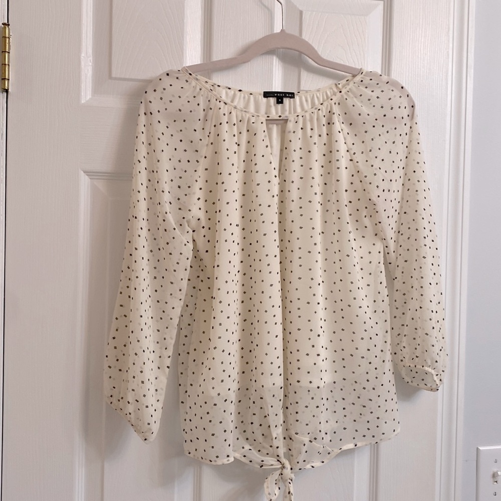 NWOT Cream with black diamond detail tie bottom blouse.